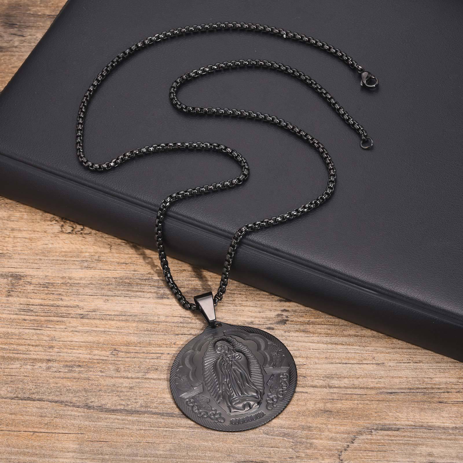 Black pendant with matching chain -60CM