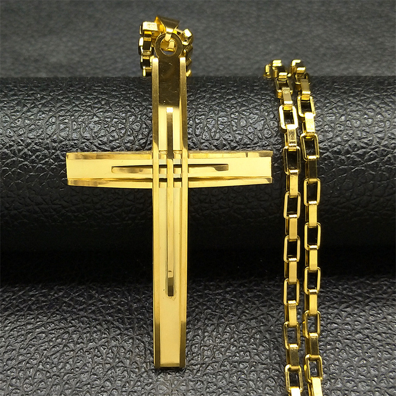 4:Golden pendant   chain