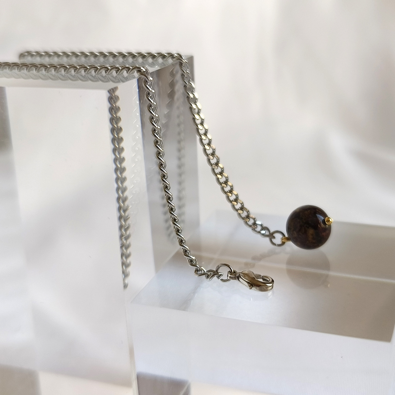 Steel-colored natural Peter Stone lapel chain