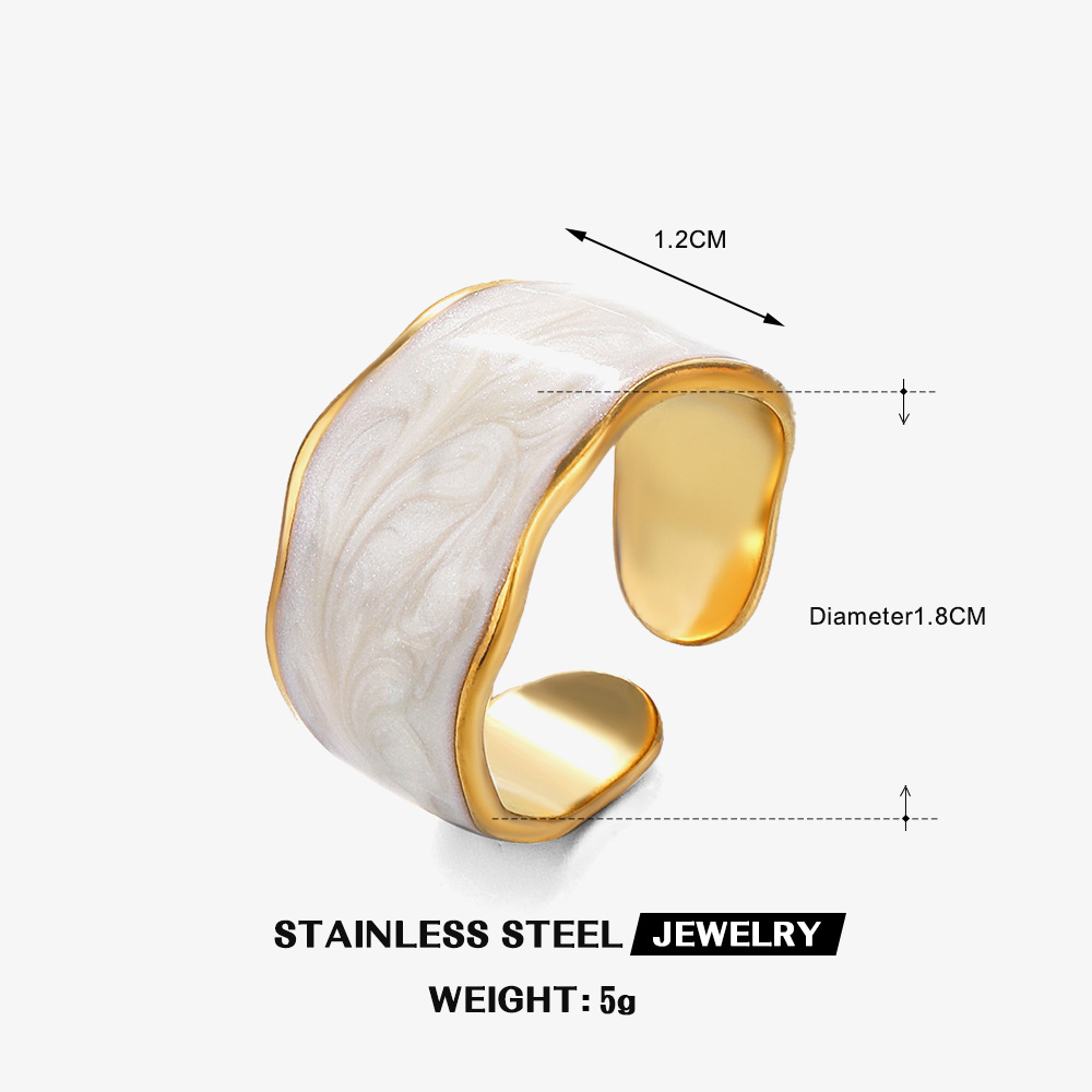 Gold wide face ring. - White