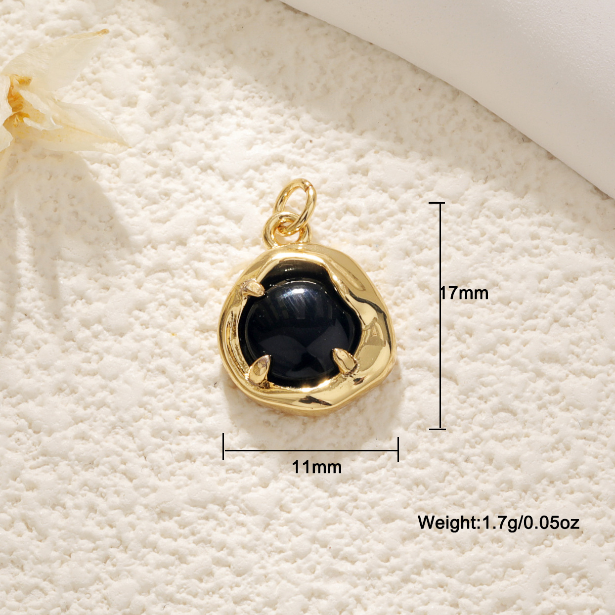 12:An irregular pendant of black agate