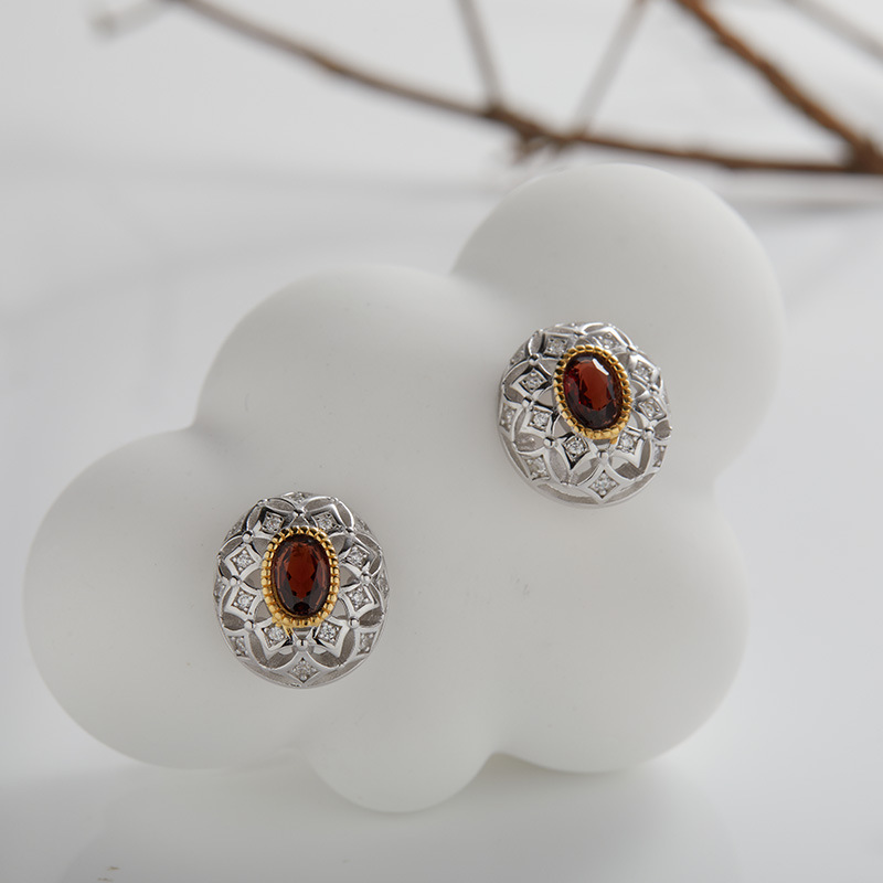 7:G Garnet earring