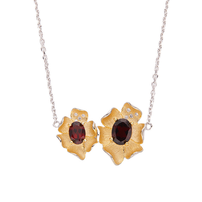 A Garnet necklace 44cm with 6cm extender chain