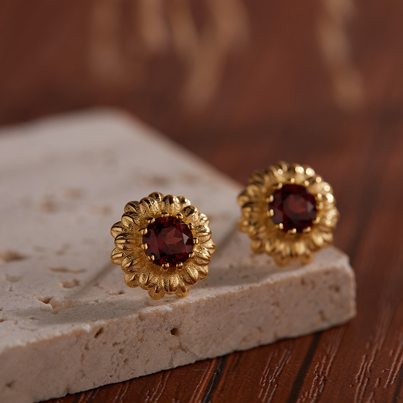 1 Garnet earring