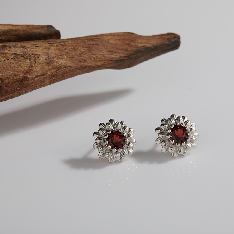 5 Garnet earring