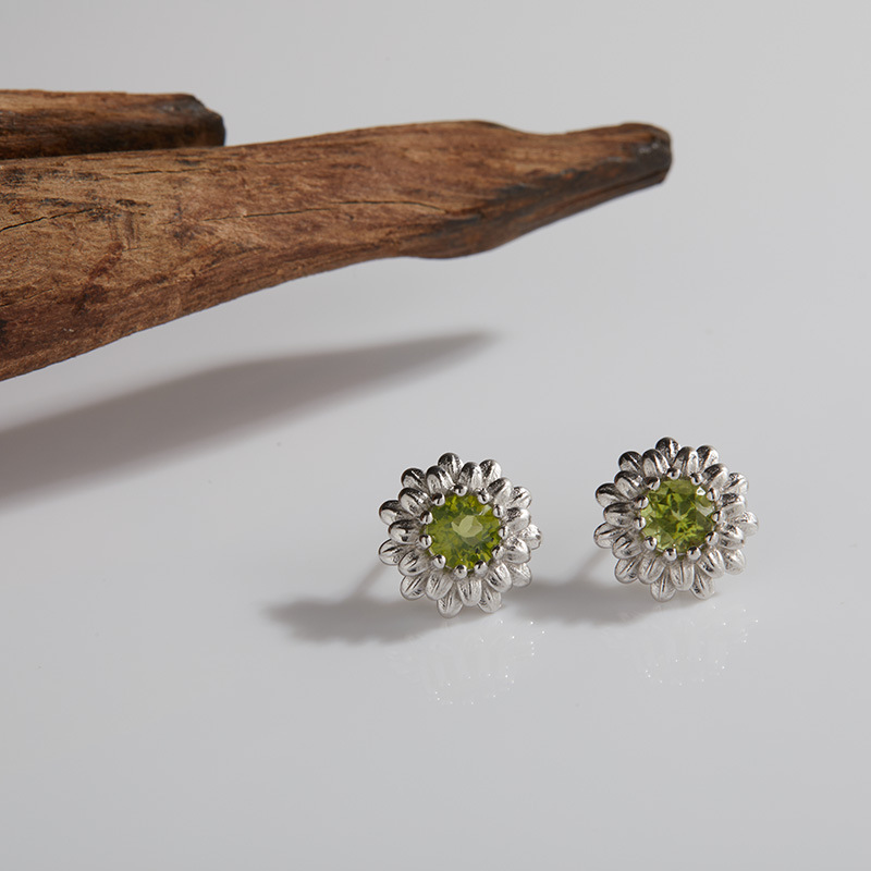 7 Peridot Stone earring