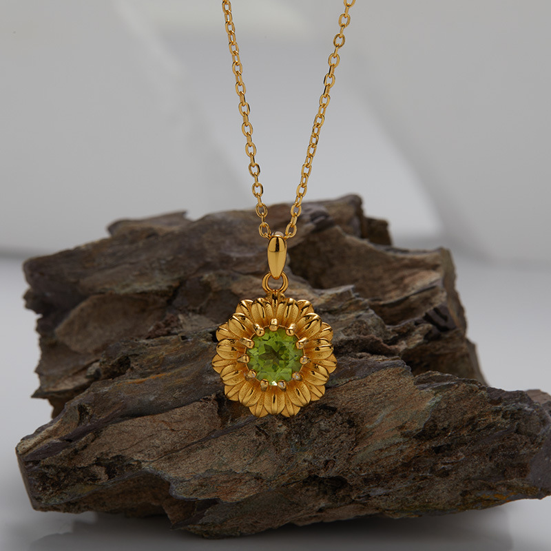 17 Peridot Stone necklace 38cm with 6cm extender chain