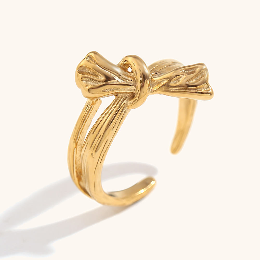 Shaped indentation bow Ring - Gold - Uniform size