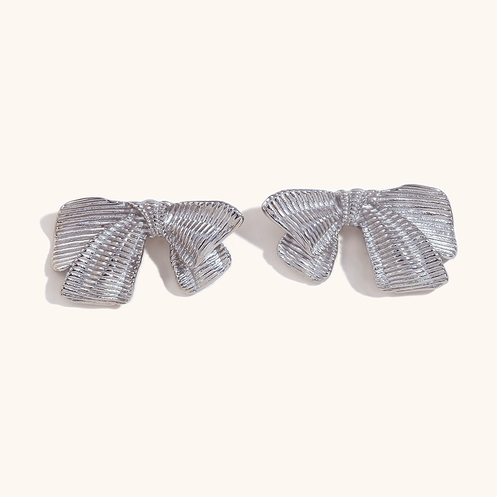 Ribbon bow Wide stud earrings - Steel color