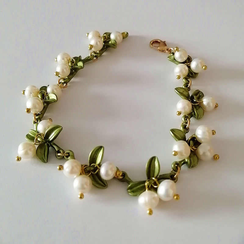 white freshwater pearl