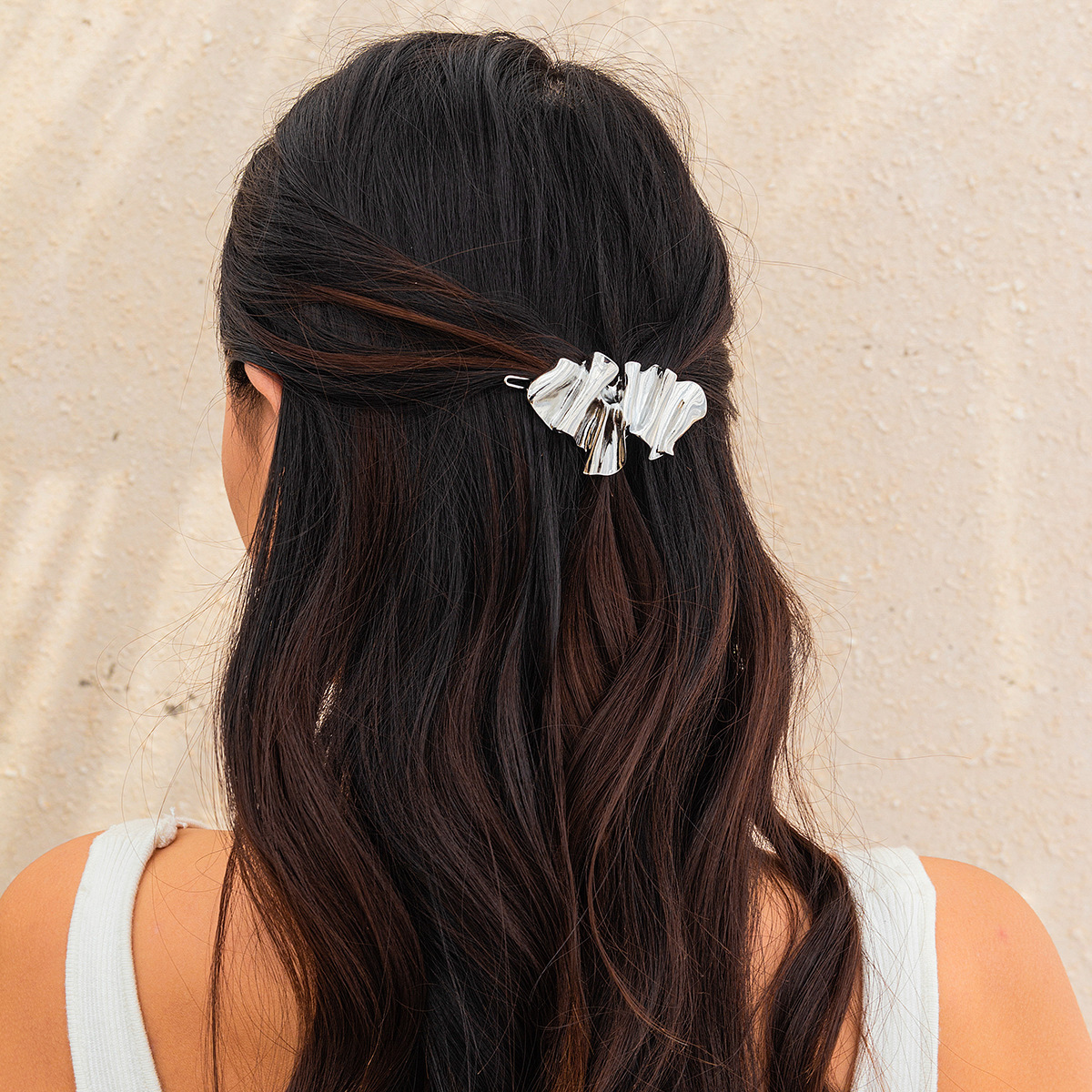 4:02 Hairpin White K 0553