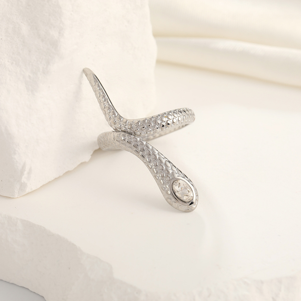 Silver solitaire snake