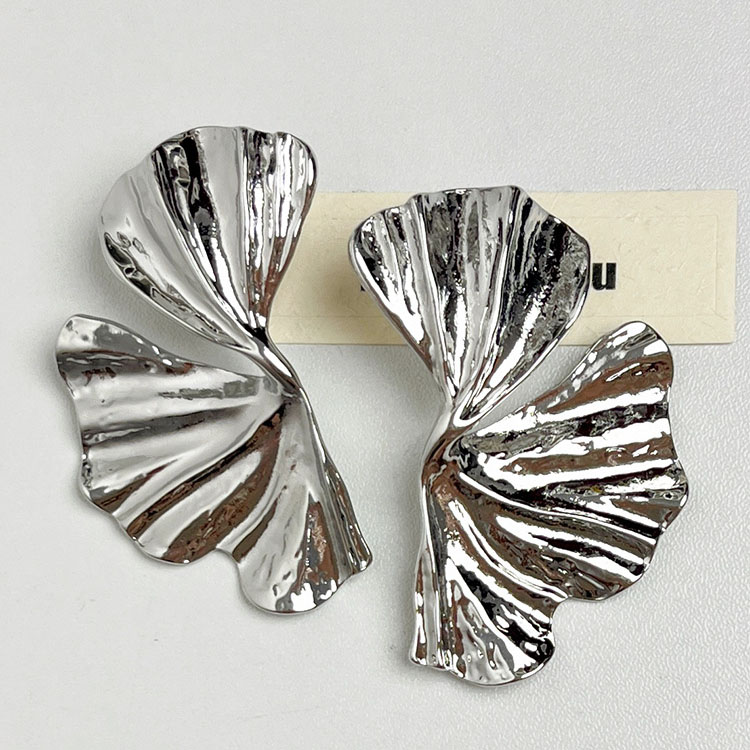 2:Silver trumpet 4.4 * 2.8cm