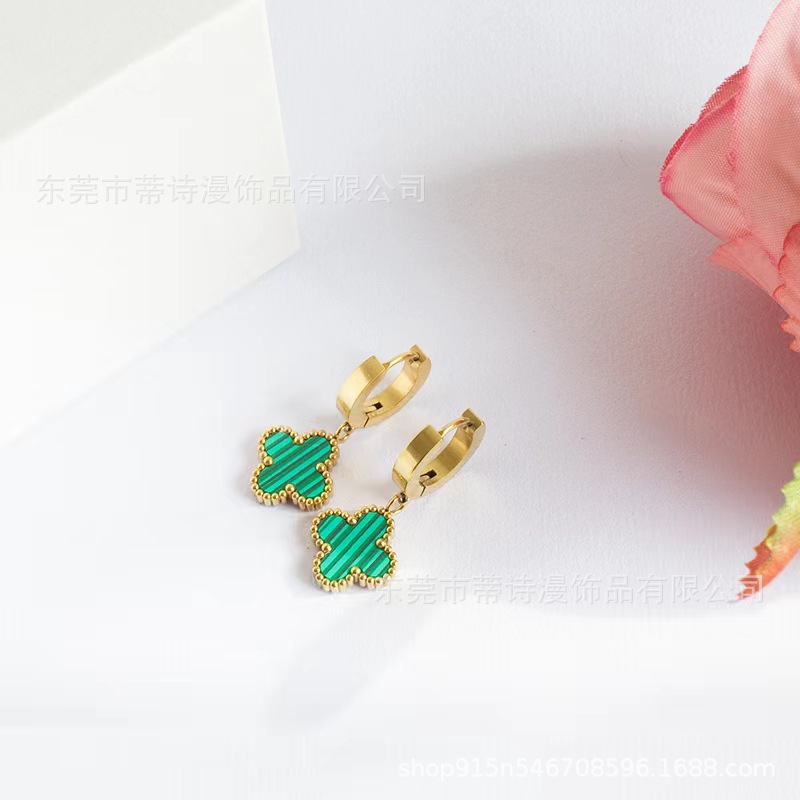 Toothed earrings in green