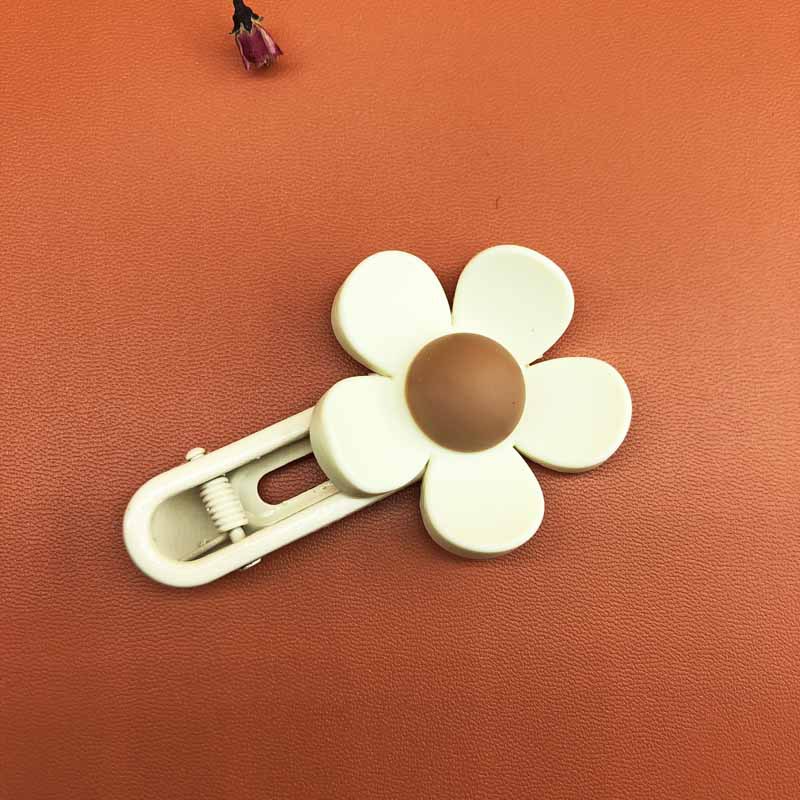 2:White coffee heart round flower hairpin