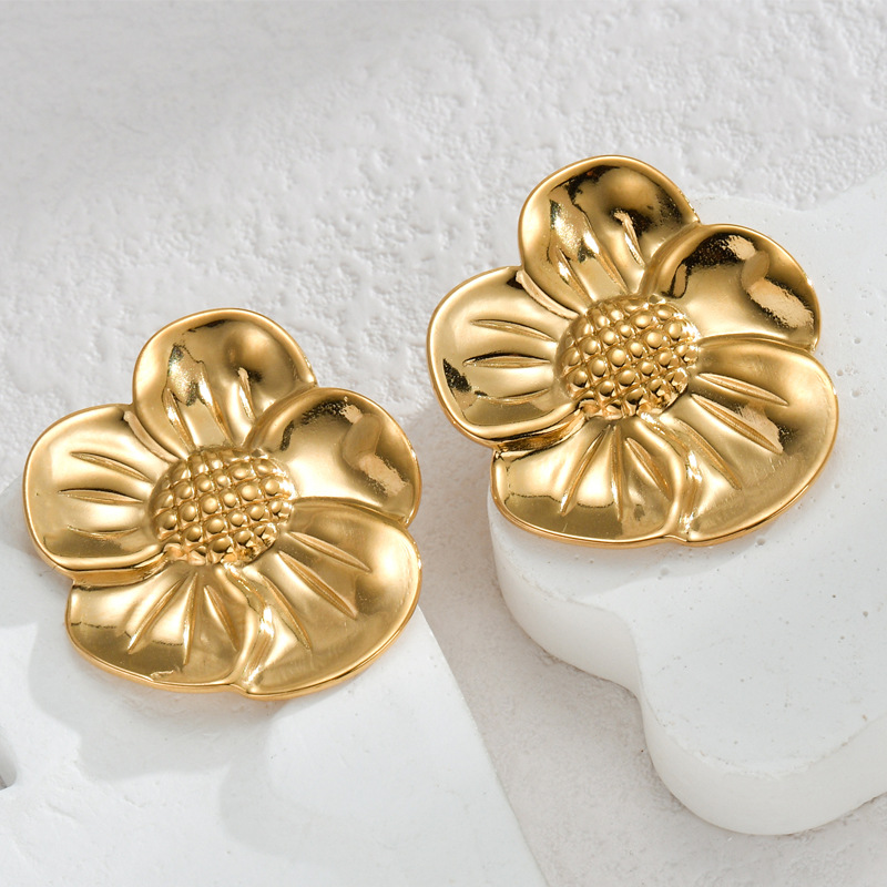 2:E787 stud earrings