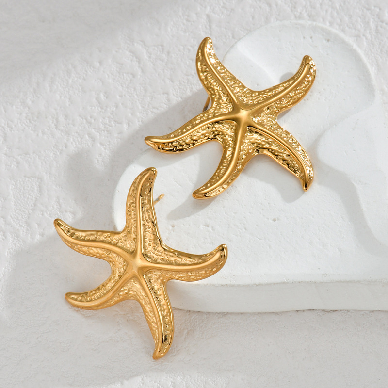 E816 stud earrings