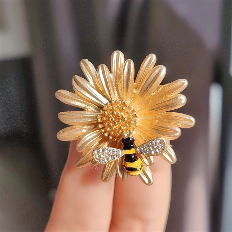 Daisy bee yellow