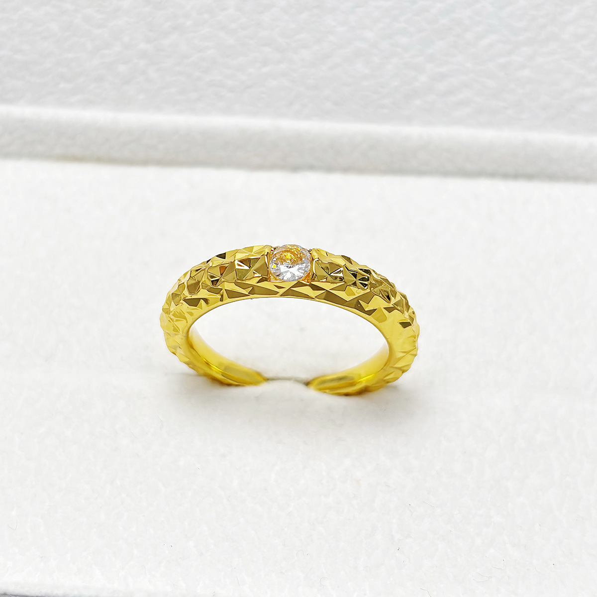 Gold crushed ice ring