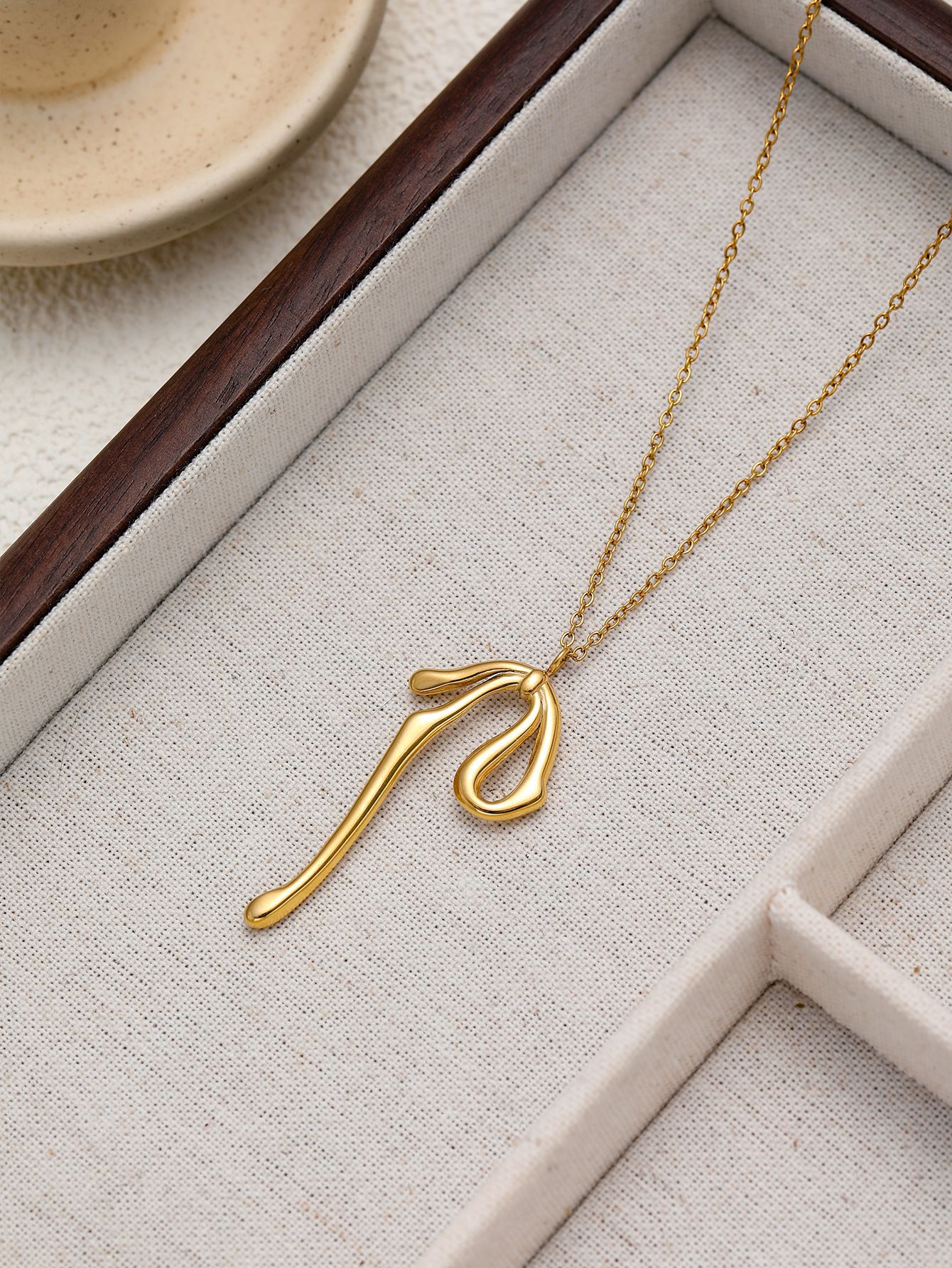 Necklace gold