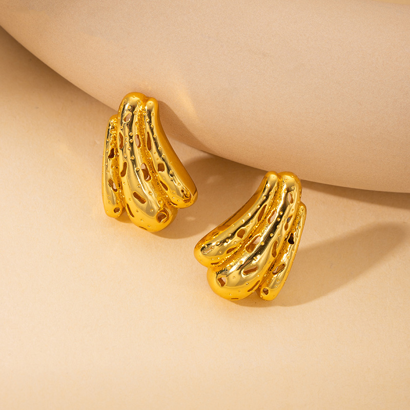 Hollow grab earrings