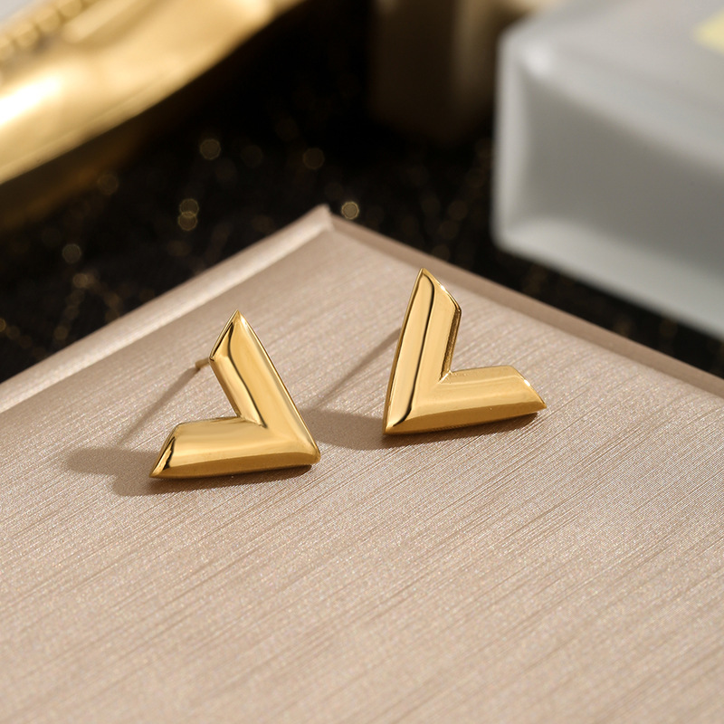 5539 letter v earrings gold