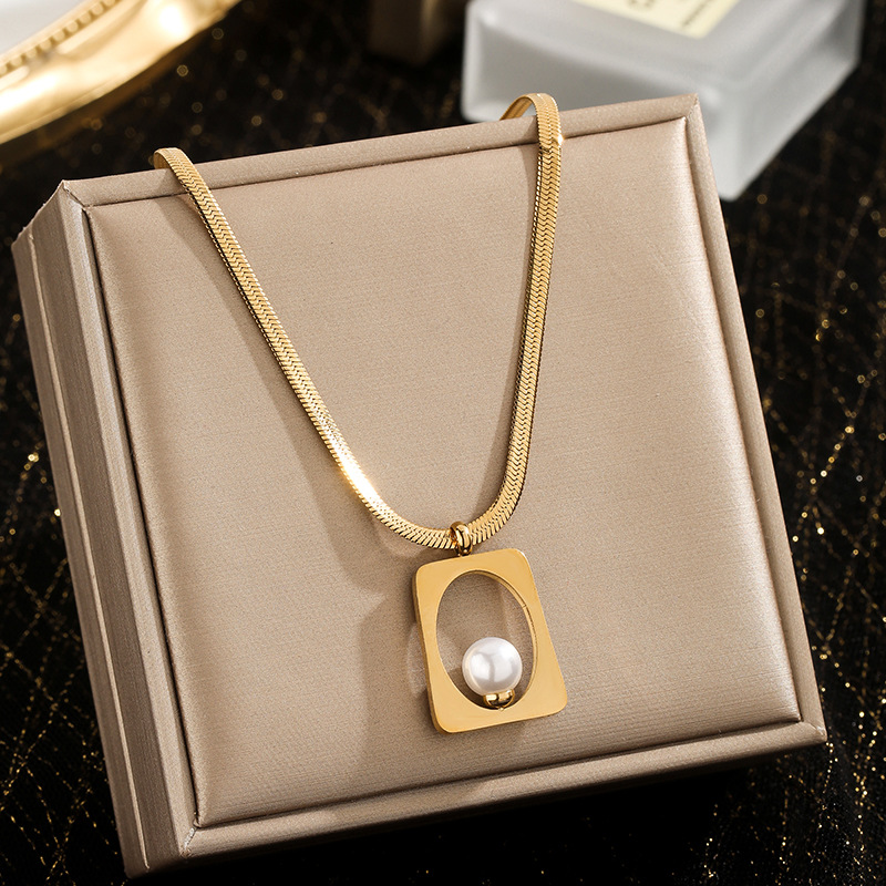 Square pearl necklace gold