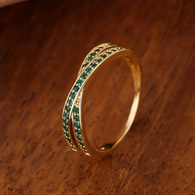 Yellow gold-green diamond