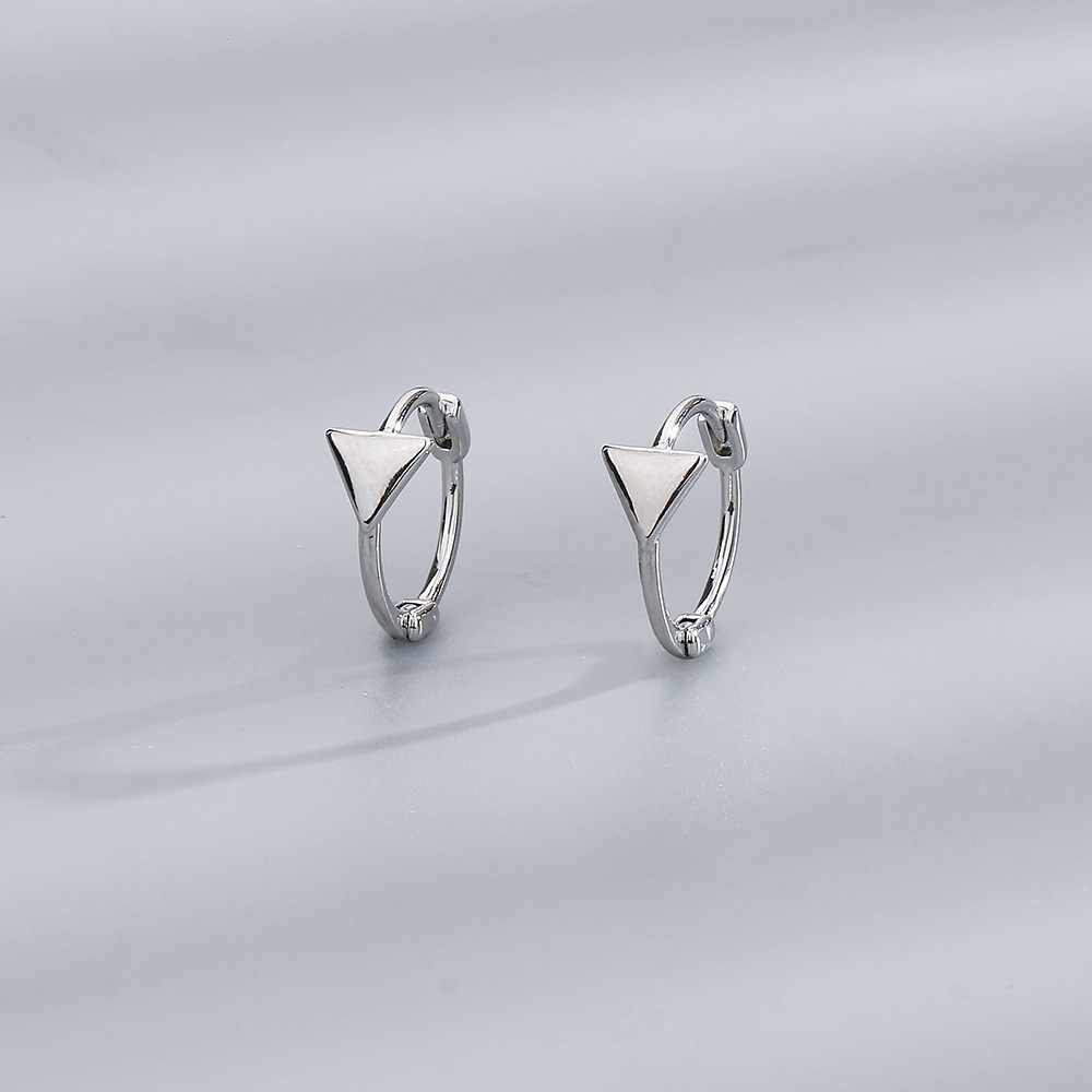 A pair of triangular ear buckle (white gold)