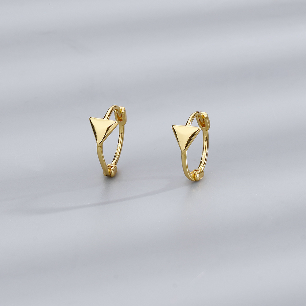 Pair of triangular earrings (gold)