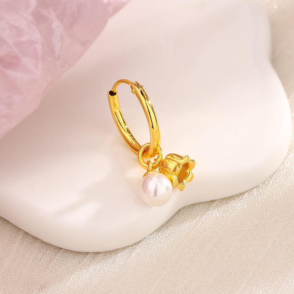 One gold-colored lily-of-the-valley pearl ear buckle