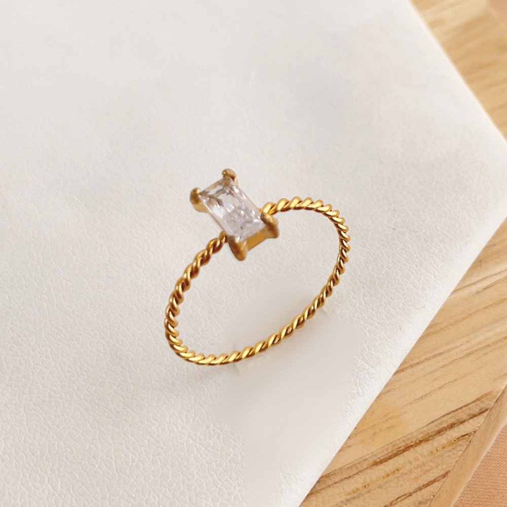 B292 White zircon fine twist ring gold