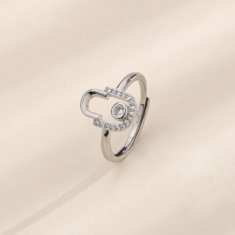 White gold U-shaped flash diamond ring