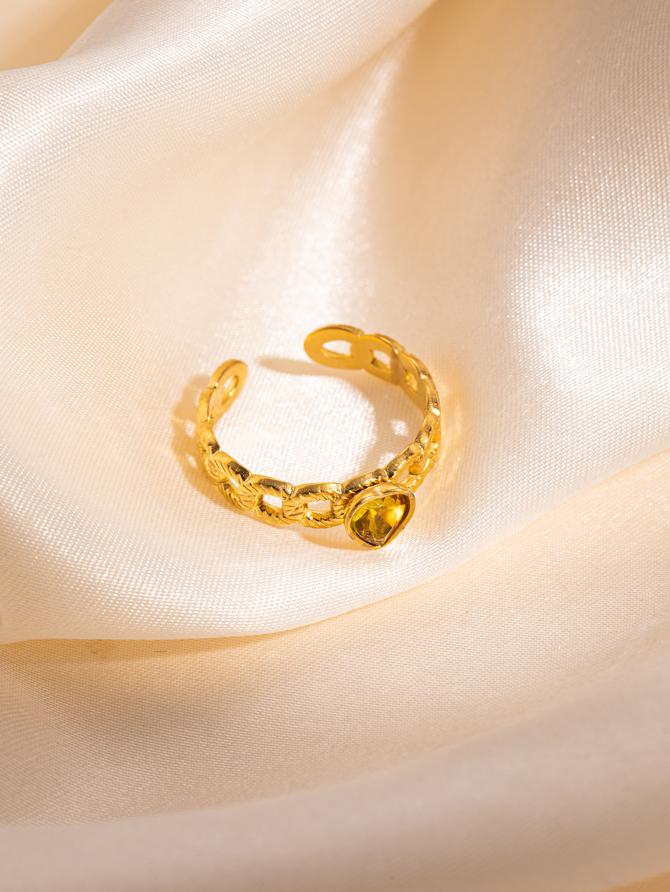 Hollow love yellow diamond ring