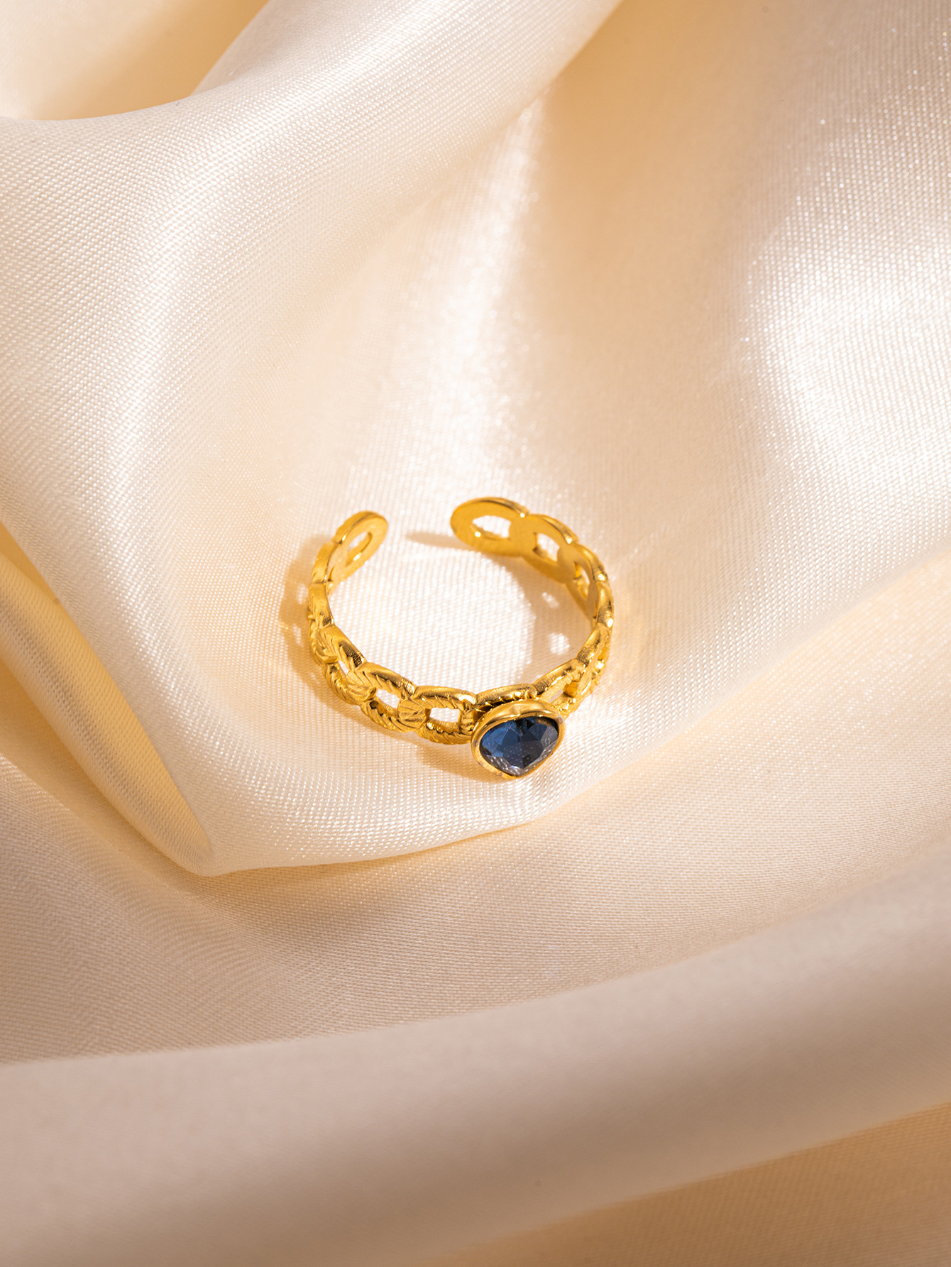 Hollow love blue diamond ring