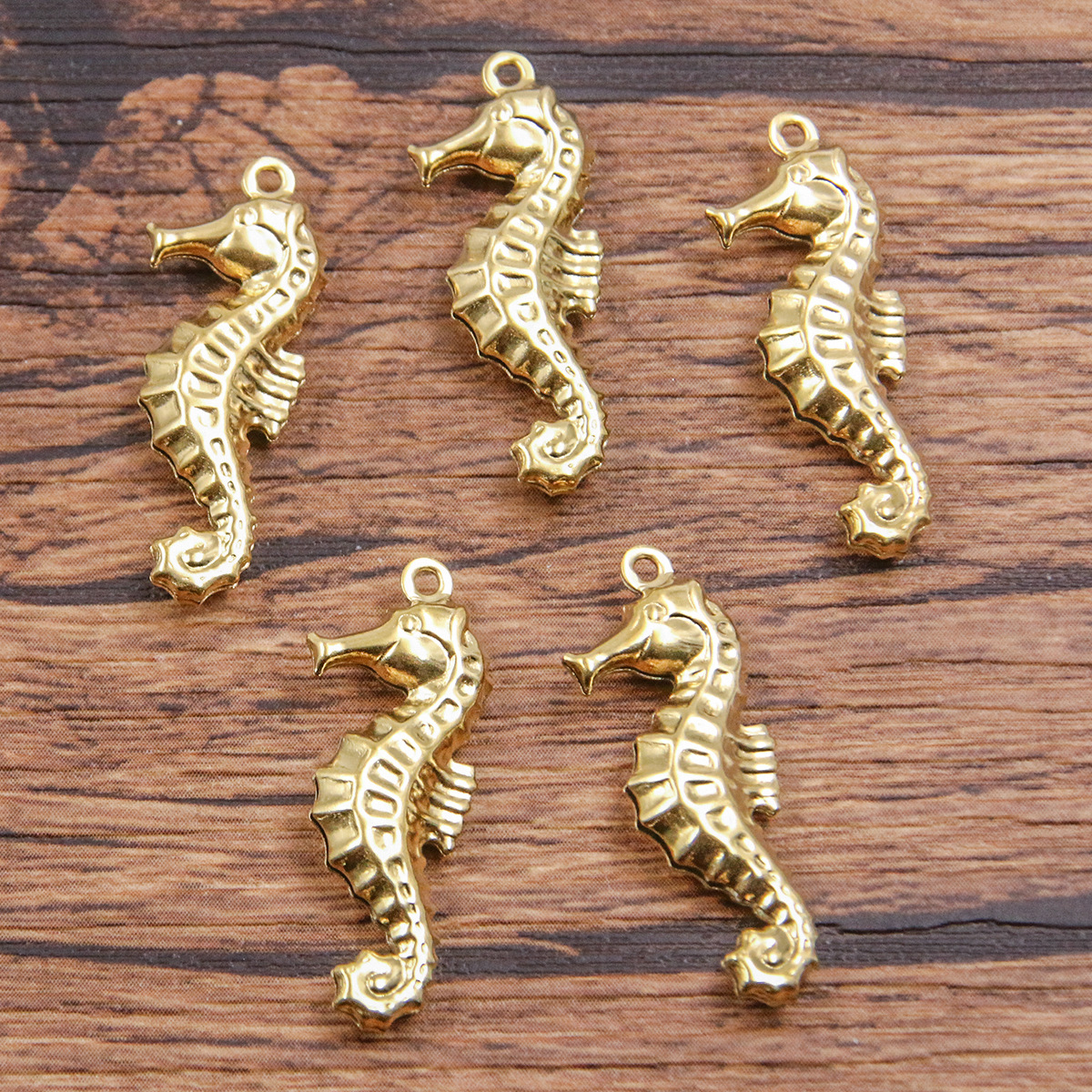 Gold seahorse 10x26mm