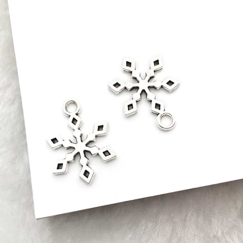 1 antique silver snowflake 15x17mm-13882