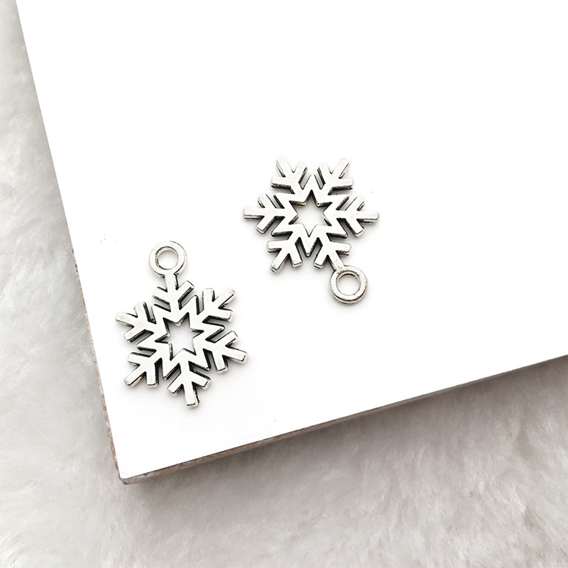 1 antique silver snowflake 15x17mm-13884