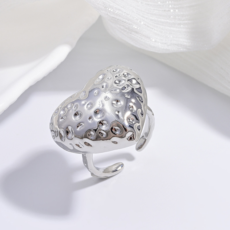 Vj715 white gold hammer pattern love ring