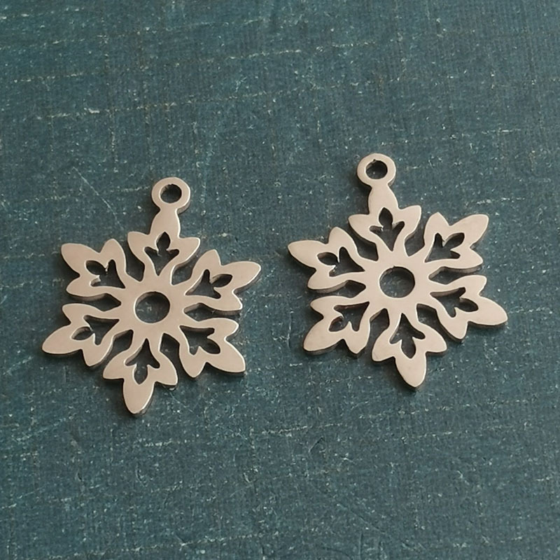 Silver pendant (775)