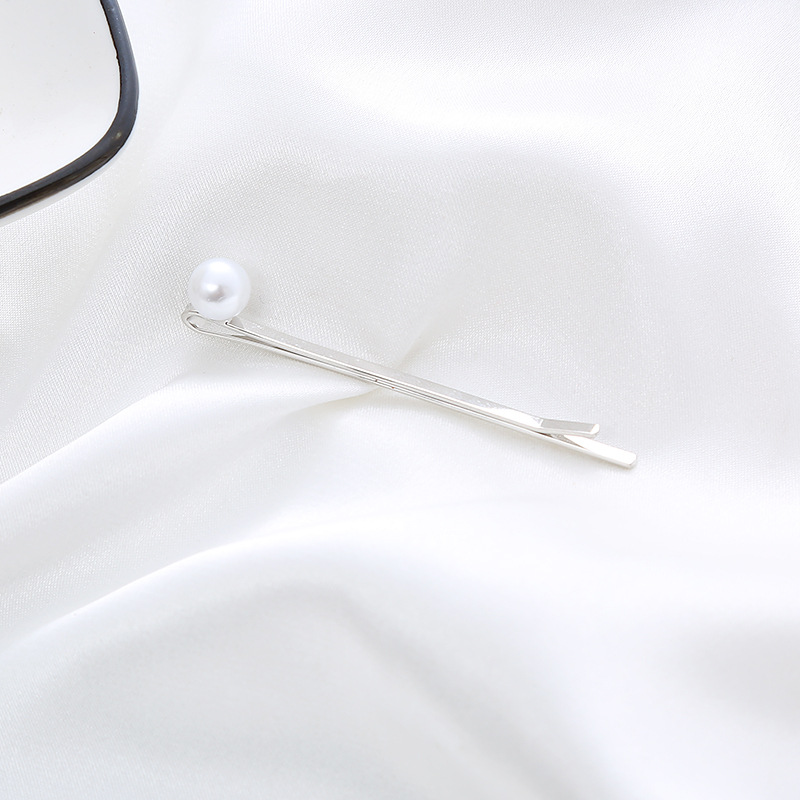 White K color pearl clip