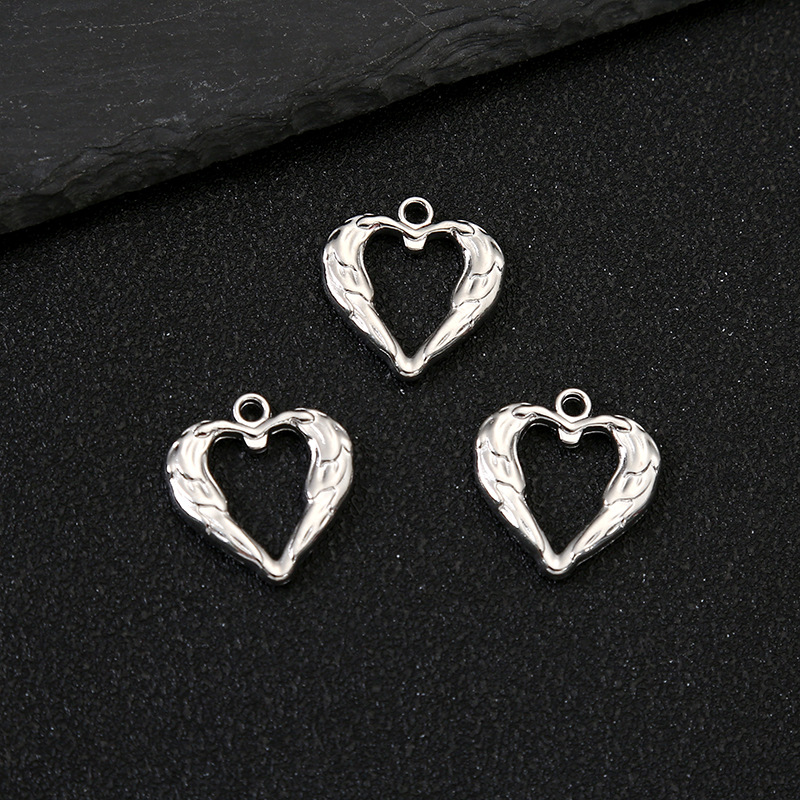 Heart hollow wings (about length: 2.2cm width: 2cm thickness: 0.3cm)