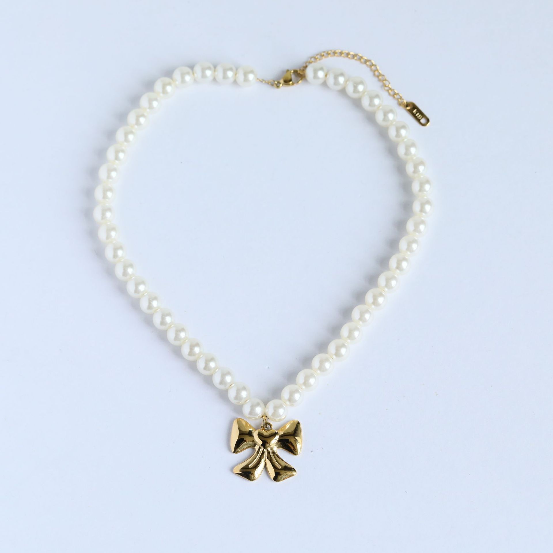 Pearl bow (30mm pendant)