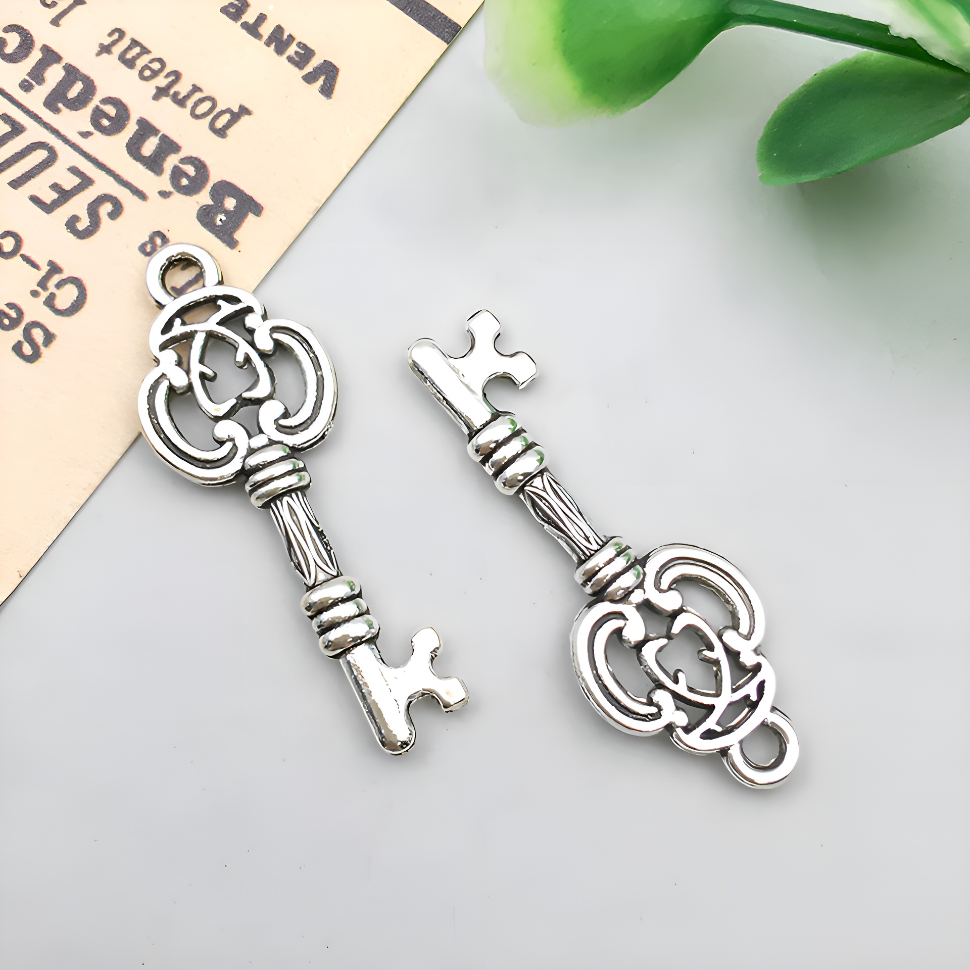 1 ancient silver small key 10x27mm-0.7g-3112