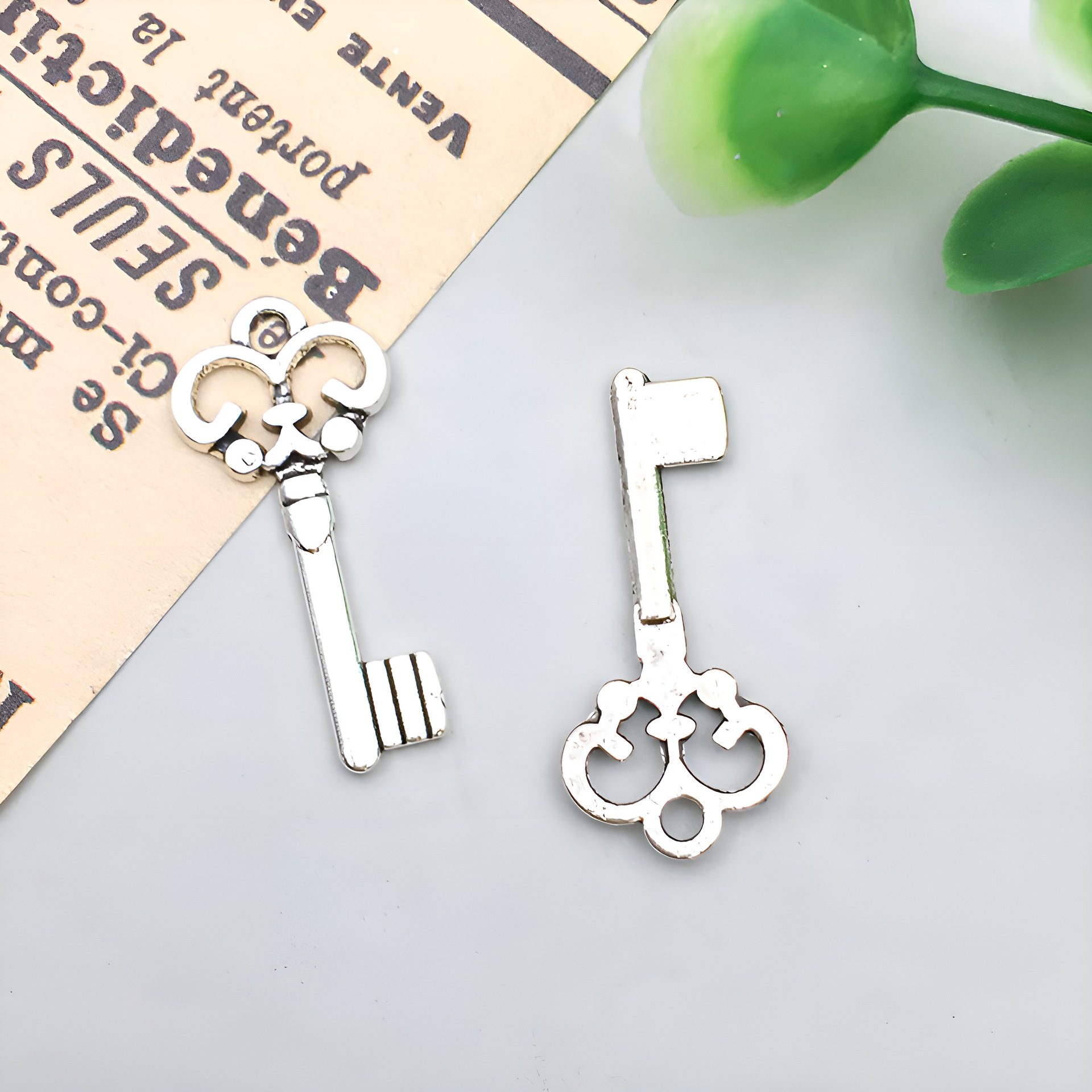 1 antique silver small key 10x22mm-0.4g-7706