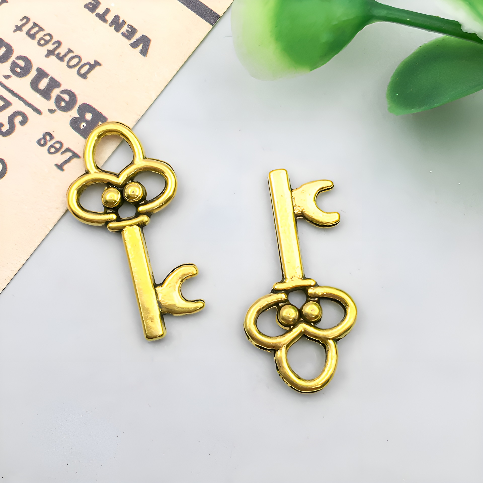 1 antique gold key 15x10mm-0.5g-11374