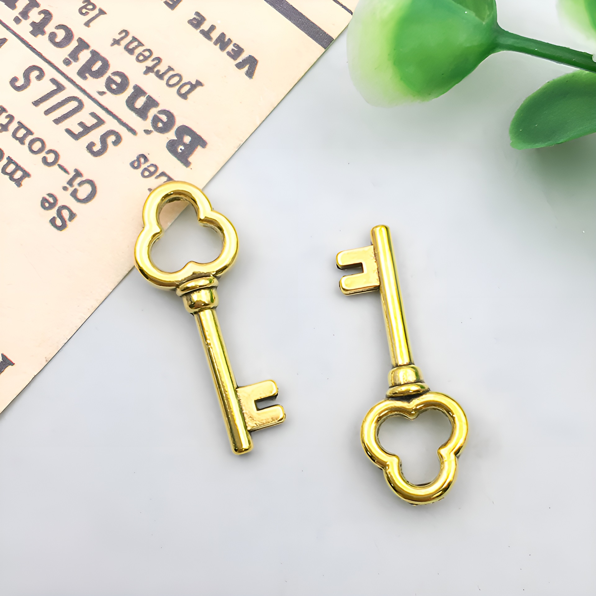 1 antique gold key 22x9mm-0.9g-11375