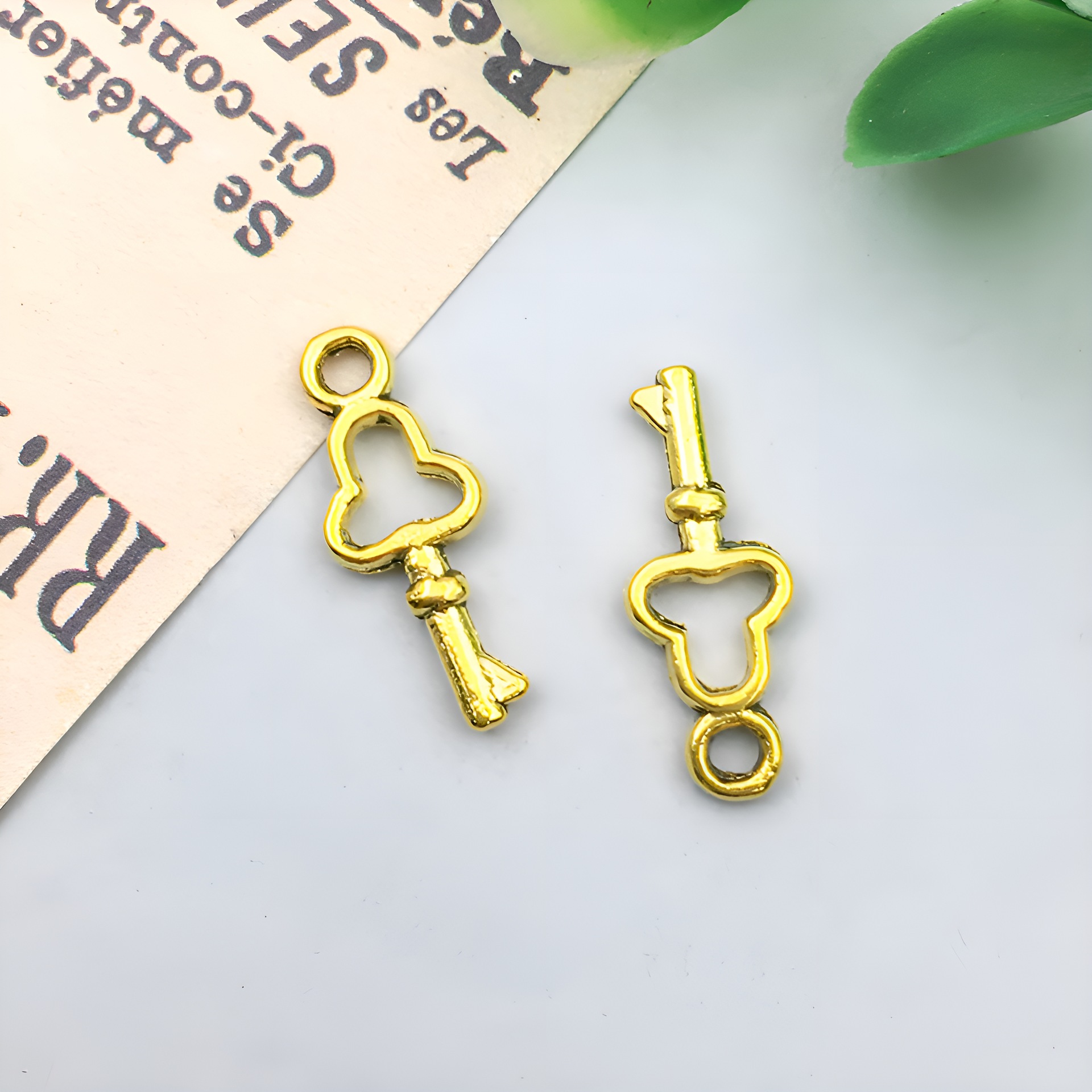 1 antique gold key 16x6mm-0.3g-11381