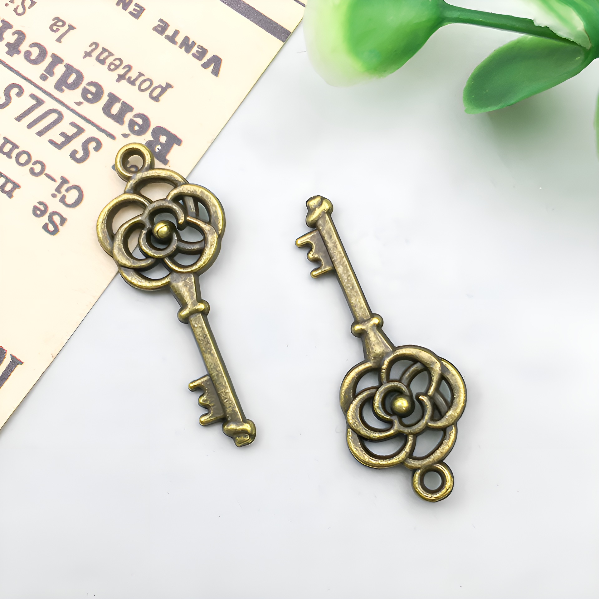 1 antique bronze and flower head key 11x27mm-0.7g-854