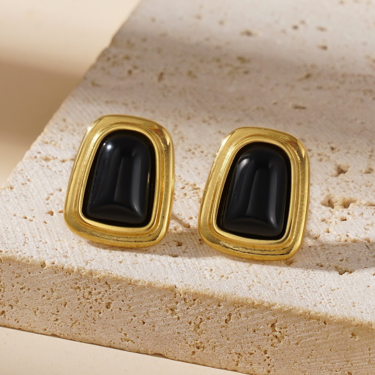 E104 black cat eye earrings gold